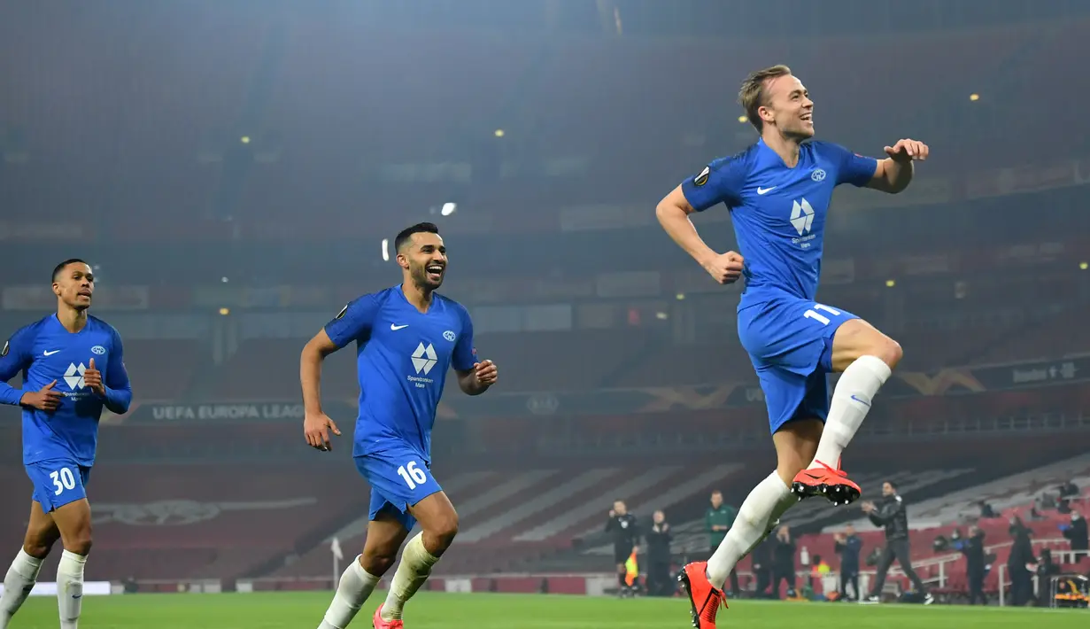 Gelandang Molde, Martin Ellingsen (kanan) berselebrasi usai mencetak gol ke gawang Arsenal pada pertandingan grup B Liga Europa di Emirates Stadium di London (5/11/2020). Arsenal menang telak atas Molde 4-1. (AFP/Glyn Kirk)