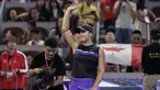 Petenis Kanada, Bianca Andreescu melambaikan tangan setelah mengalahkan Jennifer Brady dari AS pada putaran ketiga tunggal putri kejuaraan tenis China Terbuka 2019 di National Tennis Center, Beijing, China (3/10/2019). Bianca menang lewat laga dua set 6-1, 6-3 dalam tempo 68 menit. (AP Photo/Andy Wo