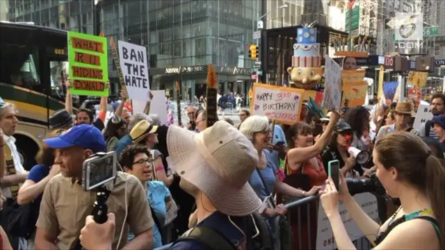 Sejumlah orang "merayakan" hari ulang tahun Trump ke-71 dengan berunjuk rasa di depan Trump Tower.