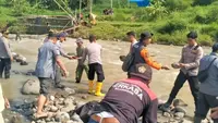 PascaBanjir Bandang, Warga dan Aparat Kompak Bangun Jembatan Darurat untuk Pelajar di Sukabumi