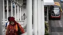 Bus Transjakarta berhenti di Halte Ratu Plaza, Jakarta, Selasa (5/4). Dinas Perhubungan dan Transportasi DKI Jakarta sudah menyiapkan ratusan bus tambahan gratis dalam rangka uji coba penghapusan kebijakan three in one. (Liputan6.com/Faizal Fanani)