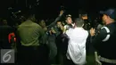  Pendukung Bupati Empat Lawang, Sumatera Selatan Budi Antoni Aljufri dan istrinya Suzanna melakukan kegaduhan di depan Gedung KPK, Jakarta, Senin (6/7/2015). Mereka memukul wartawan yang sedang meliput di KPK.(Liputan6.com/Helmi Afandi)