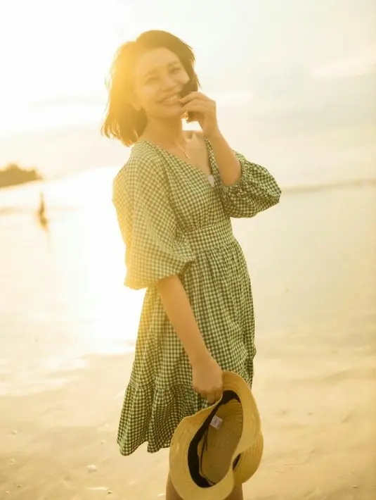 Rossa tampaknya menyukai busana yang manis dengan dress. Kali ini, pelantun “terlalu cinta” itu tampil feminin dengan plaid dress warna hijau. (FOTO: Instagram.com/Itsrossa910).