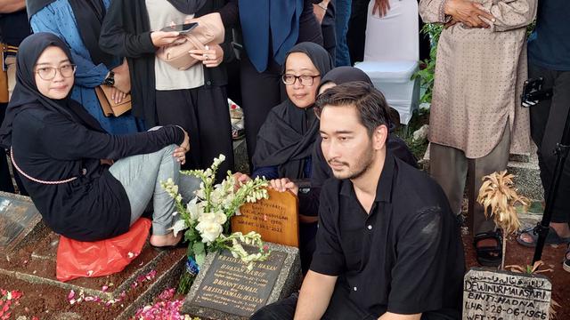 Jeje Govinda menangis di atas pusara mendiang ibunda tercinta