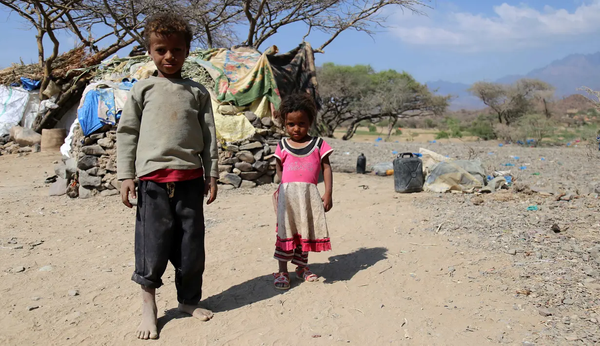 Kondisi anak-anak  Yaman di kamp pengungsian Taez, Yaman (11/1). Menurut WHO pada 2015 tercatat 2,1 juta orang terlantar akibat konflik pemberontak yang didukung Iran dan pasukan pemerintah yang didukung koalisi Arab Saudi. (AFP Photo/Ahmad Al-Basha)