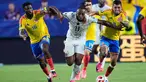 Pemain Ghana Antoine Semenyo berjuang merebut bola dari  pemain Colombia Jefferson Lerma dan Daniel Munoz selama pertandingan sepak bola babak 32 besar Piala Dunia antara Kolombia dan Ghana di Kansas City, Mo, Jumat (03/07/2026). (AP Photo/Charlie Riedel)