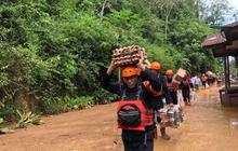 Brimob Salurkan Bantuan Logistik ke Korban Bencana di Tapanuli Utara, Hadapi Medan Sulit