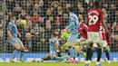 Pemain Manchester United, Rasmus Hojlund, mencetak gol ke gawang Aston Villa pada pekan ke-19 Premier League 2023/2024 di Stadion Old Trafford, Rabu (27/12/2023). Hojlund akhirnya pecah telur di Liga Inggris setelah melewati 1.027 menit. (AP Photo/Dave Thompson)