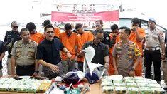 Wadir Tindak Pidana Narkoba Bareskrim Polri, Kombes Pol Krisno Halomoan Siregar (kedua kiri) saat memberi keterangan terkait pengungkapan kasus penyelundupan narkoba jenis sabu seberat 37 Kg di Kawasan Batavia Marina, Jakarta, Selasa (11/6/2019). (Liputan6.com/Helmi Fithriansyah)