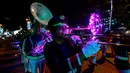 Seorang wanita memainkan terompet selama parade Natal di Panama City (16/12). Warga Panama tengah mempersiapkan diri menyambut datangnya Natal 2018 yang jatuh pada tanggal 25 Desember. (AFP Photo/Luis Acosta)