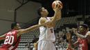 Pemain Timnas Basket Indonesia, Kevin Sitorus saat melewati adangan dua pemain Timor Leste pada laga perdana test event Basketball Asian Games 2018 di Hall A Senayan, Jakarta, Rabu (7/2/2018).  Indonesia menang 135-30. (Bola.com/Nicklas Hanoatubun)