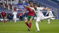 Striker Prancis, Karim Benzema, melepaskan tendangan saat melawan Bulgraria pada laga uji coba terakhir jelang Euro 2020 di Stade de France, Rabu (9/6/2021). Prancis menang dengan skor 3-0. (AP/Francois Mori)