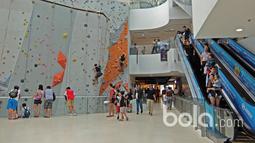 Suasana Mall dan track panjat tebing buatan di Kallang Wave, (25/3/2017). Areal ini merupakan bagian dari Singapura Sport Stadium. (Bola.com/Nicklas Hanoatubun)