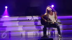 Aksi penyanyi Daniel Sahuleka dalam acara musik Nostalgia Sma - The 80s are back di kawasan Senayan, Jakarta, Jumat (20/1). Acara tersebut menampilkan beberapa musisi era tahun 80-an. (Liputan6.com/Herman Zakharia)