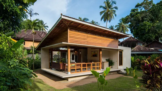 Rumah Tropis dengan Aksen Kayu