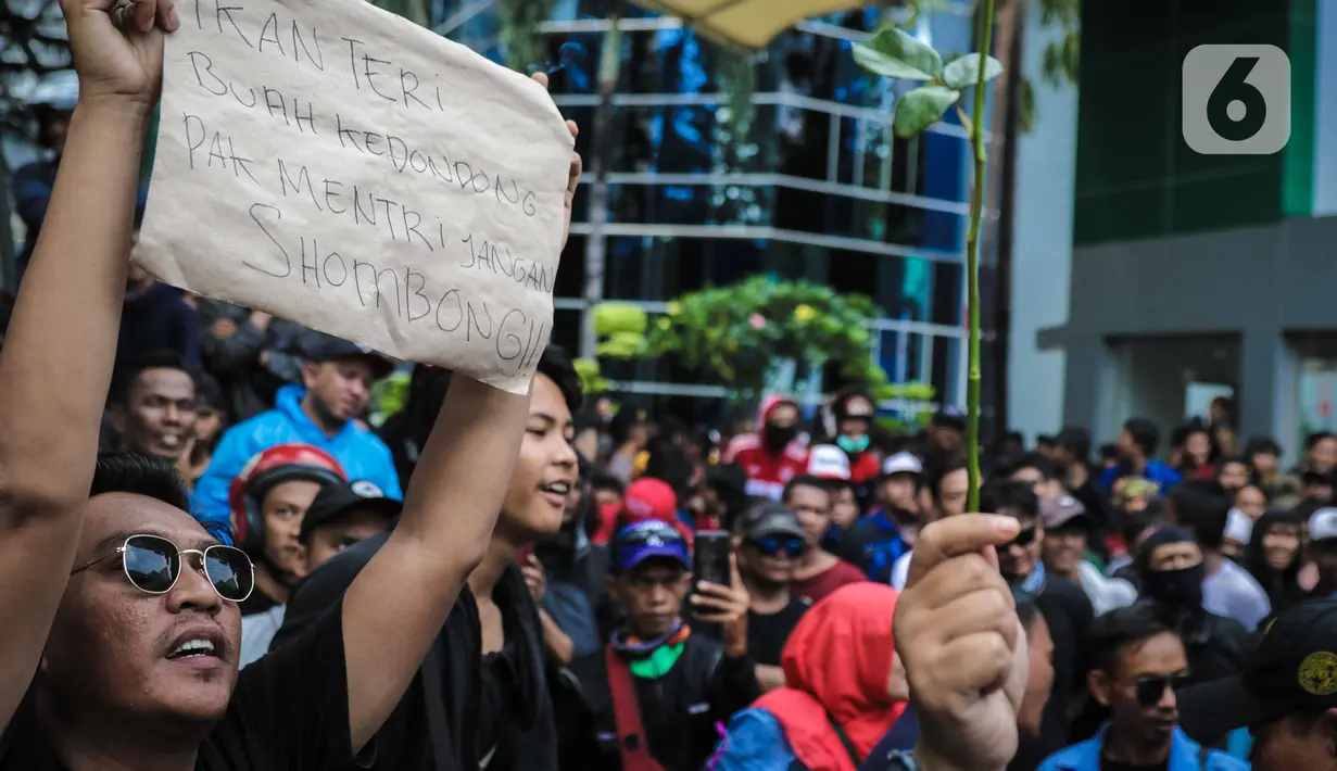 Warga Tanjung Priok berunjuk rasa di depan Gedung Kemenkumham, Jakarta Selatan, Rabu (22/1/2020). Mereka menuntut Menkumham Yasonna Laoly minta maaf atas ucapannya yang menyebut Tanjung Priok adalah daerah miskin, kumuh, dan kriminal. (Liputan6.com/Faizal Fanani)