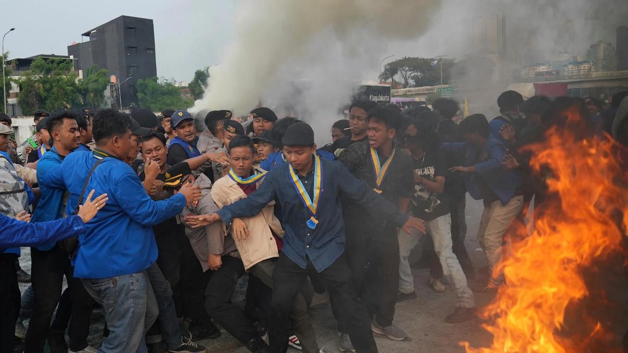FOTO: Demo PMII di DPR Berujung Ricuh