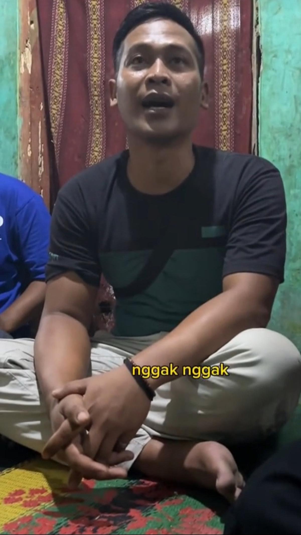 Ibu Mbal tak pernah dipaksa untuk mengemis. Pihak keluarga justru kerap memperingatkan Ibu Mbal untuk tak lagi turun ke jalan demi meminta receh. Namun Ibu Mbal tetap bersikukuh dengan keinginannya.