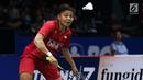 Ganda Putri Indonesia, Apriyani Rahayu mengembalikan kok ke arah Chang Ye Na/Lee So Hee (Korsel) di Babak Kedua Indonesia Open 2017, Jakarta, Kamis (15/6). Greysia/Apriyani kalah 18-21, 14-21. (Liputan6.com/Helmi Fithriansyah)