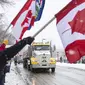 Orang-orang berkumpul untuk memprotes mandat COVID-19 dan mendukung protes terhadap pembatasan COVID-19 yang berlangsung di Ottawa, di Edmonton, Alberta, Sabtu, 5 Februari 2022. (Jason Franson/The Canadian Press via AP)