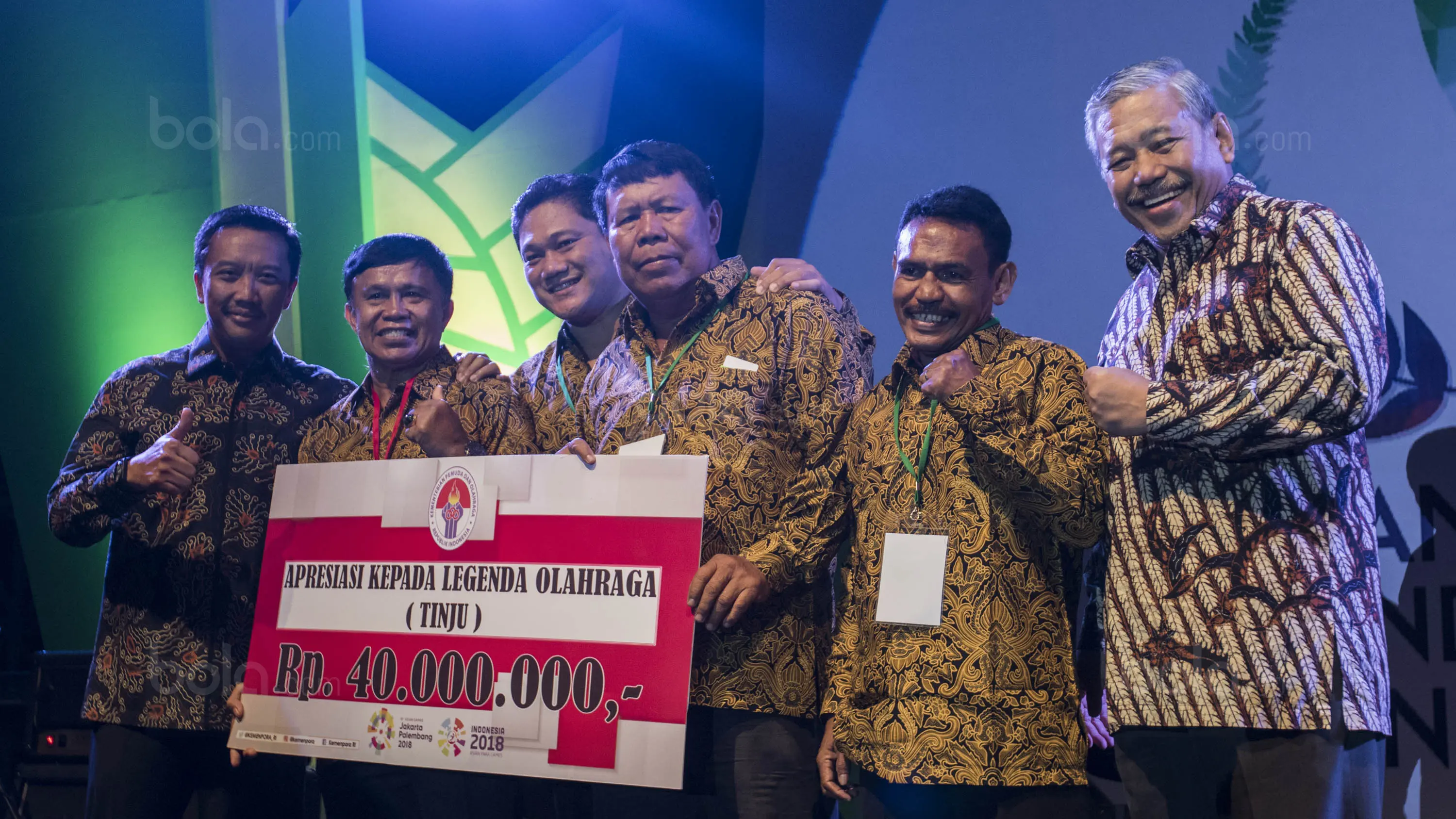 Legenda tinju Indonesia Syamsul Anwar (ketiga dari kanan). (Bola.com/Vitalis Yogi Trisna)