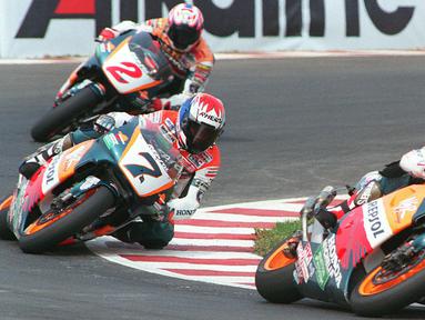 Jauh sebelum demam MotoGP Mandalika melanda, Indonesia pernah menjadi tuan rumah acara serupa pada 25 tahun yang lalu tepatnya di Sirkuit Sentul, Bogor, Jawa Barat pada 1996 dan 1997. (AFP/Kemal Jufri)