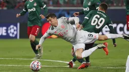 Penyerang Bayern Munchen, Robert Lewandowski, berebut bola dengan gelandang Lokomotiv Moscow, Daniel Kulikov, pada laga lanjutan Liga Champions 2020/2021 di RZD Arena, Rabu (28/10/2020) dini hari WIB. Bayern Munchen menang 2-1 atas Lokomotiv. (AFP/Maxim Shipenkov/pool)