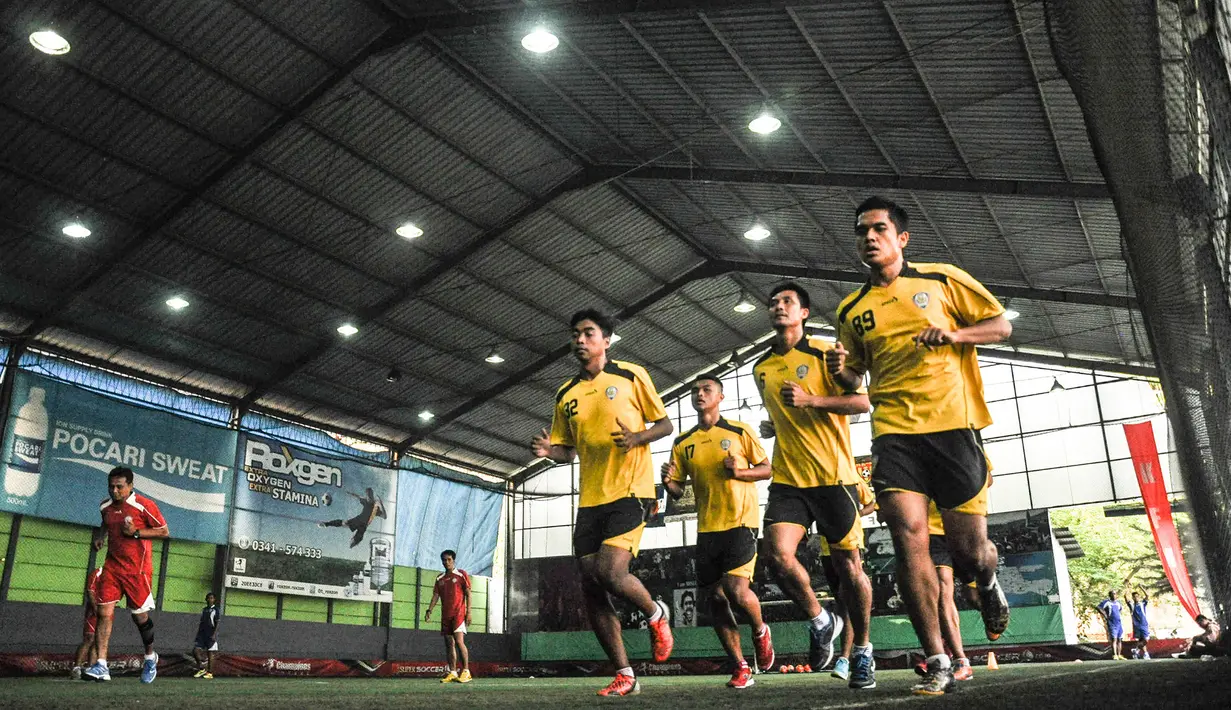 Sejumlah pemain Arema Cronus kembali menggelar latihan perdana pasca Piala Presiden 2015 di Lapangan Futsal Champion Tidar, Malang, Kamis (22/10/2015). (Bola.com/Kevin Setiawan)