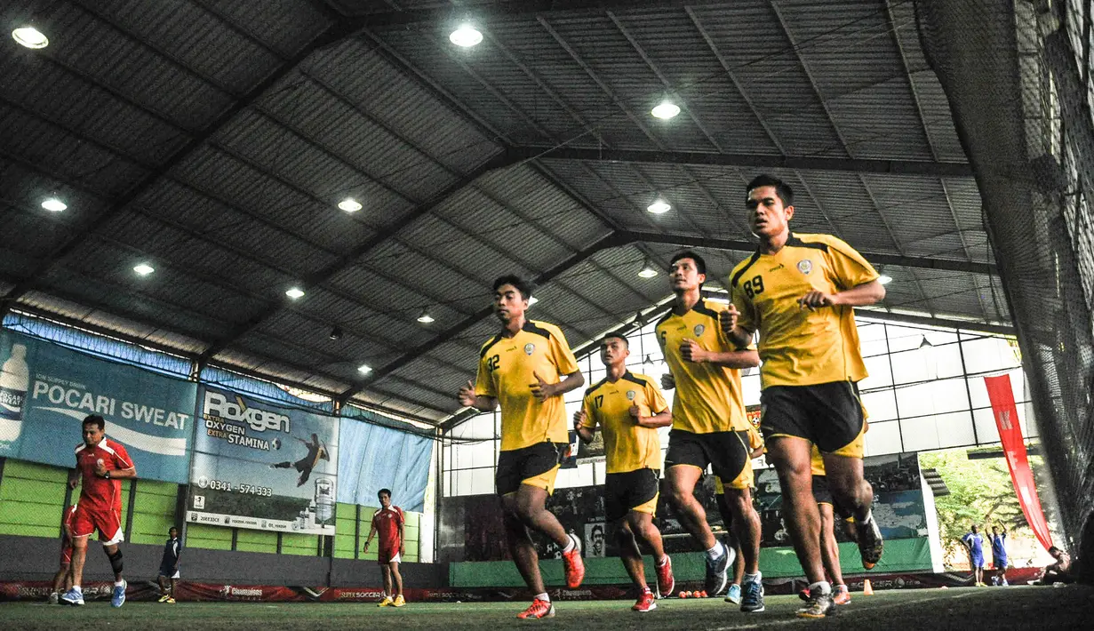 Sejumlah pemain Arema Cronus kembali menggelar latihan perdana pasca Piala Presiden 2015 di Lapangan Futsal Champion Tidar, Malang, Kamis (22/10/2015). (Bola.com/Kevin Setiawan)