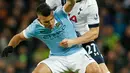 Penyerang City, Sergio Aguero (depan) berusaha mengontrol bola dari kawalan bek Tottenham, Kevin Wimmer pada lanjutan liga Inggris di Stadion Etihad, (14/2). Tottenham menang tipis atas City dengan skor 2-1. (Reuters/Lee Smith)