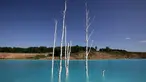 Pemandangan tempat pembuangan abu dari pabrik batubara lokal yang sering disebut 'Maladewa di Siberia' di Danau Novosibirsk, Rusia, Kamis (11/7/2019). Danau buatan yang memiliki hijau muda cerah atau turqoise tersebut kini tengah menjadi viral di media sosial Instagram. (Rostislav NETISOV/AFP)
