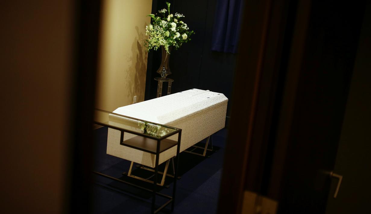 Sebuah peti jenazah diletakkan di salah satu kamar yang berada di 'Corpse Hotel', Kawasaki, Jepang, 20 April 2016. Bisnis 'hotel mayat' ini muncul karena jumlah jenazah dan ketersediaan tempat pembakaran mayat (krematorium) timpang  (REUTERS/Thomas Peter)