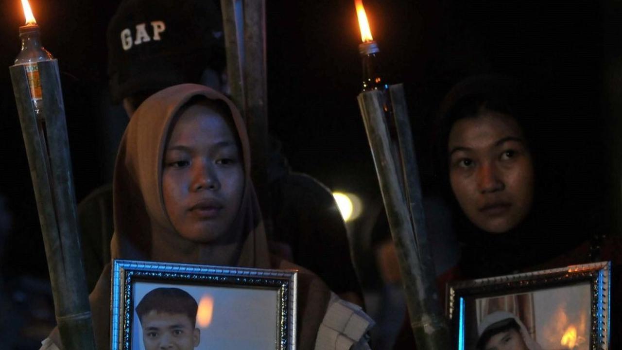 Dua di antara pelajar se-Jabodetabek membawa foto korban dan obor saat menggelar aksinya di depan Kantor Kementerian Pendidikan dan Kebudayaan, Jakarta, Rabu (15/5/2024). Foto: merdeka.com / Imam Buhori