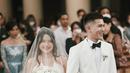 Gaun pengantin tersebut berpotongan kerah halter trendi yang memiliki siluet ball gown klasik. [@julianjacs]