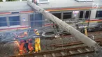 Petugas mengevakuasi gerbong KRL yang anjlok di Kebon Pedes, Bogor, Jawa Barat, Minggu (10/3). Kecelakaan KRL jurusan Jatinegara-Bogor tersebut menyebabkan enam orang luka-luka, termasuk masinis kereta. (Liputan6.com/Immanuel Antonius)