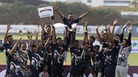 Pemain Slengky Cobra merayakan juara Liga AYO 3 Jakarta 2019 di Lapangan Aldiron, Pancoran, Jakarta, Minggu (24/11). Babak Final Liga AYO Jakarta berlangsung ketat dan panas. (Bola.com/Yoppy Renato)