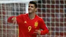 Penyerang Spanyol, Alvaro Morata melakukan selebrasi usai mencetak gol ke gawang Italia pada Grup G kualifikasi Piala Dunia 2018 di Stadion Santiago Bernabeu di Madrid, (2/9). Spanyol menang atas Italia 3-0. (AP Photo / Francisco Seco)