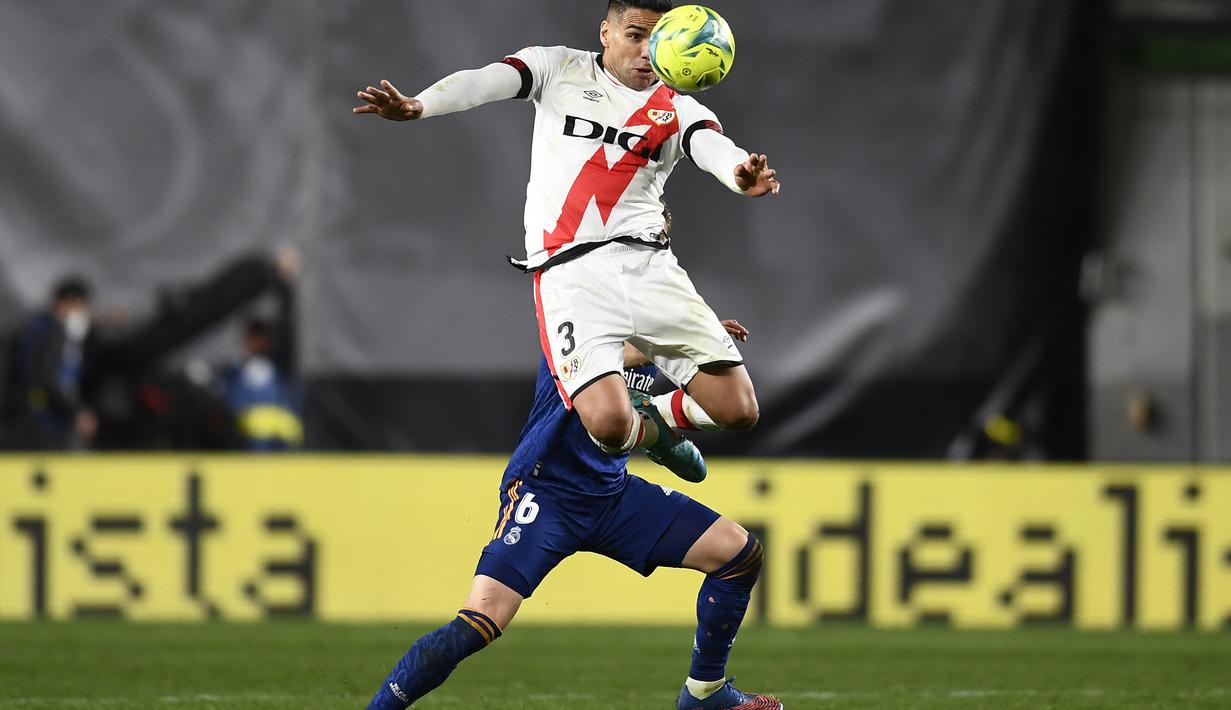 Penyerang Rayo Vallecano, Radamel Falcao melompat mengontrol bola dari kawalan bek Real Madrid, Nacho pada pertandingan La Liga Spanyol di stadion Vallecas di Madrid, Spanyol, Minggu (27/2/2022). Real Madrid menang tipis atas Rayo Vallecano 1-0. (AP Photo/Jose Breton)