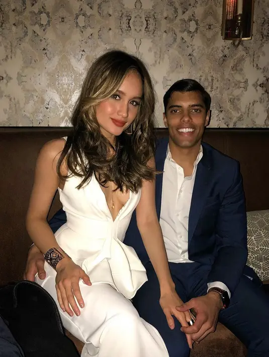 Selebritas Cinta Laura mengenakan gaun putih berofoto bersama pria yang diduga kekasihnya Frank Garcia. Tak seperti di Instagram Cinta Laura, Instagram Frank malah lebih banyak memajang foto kedekatannya dengan Cinta Laura. (instagram.com/soyfrankgarcia)