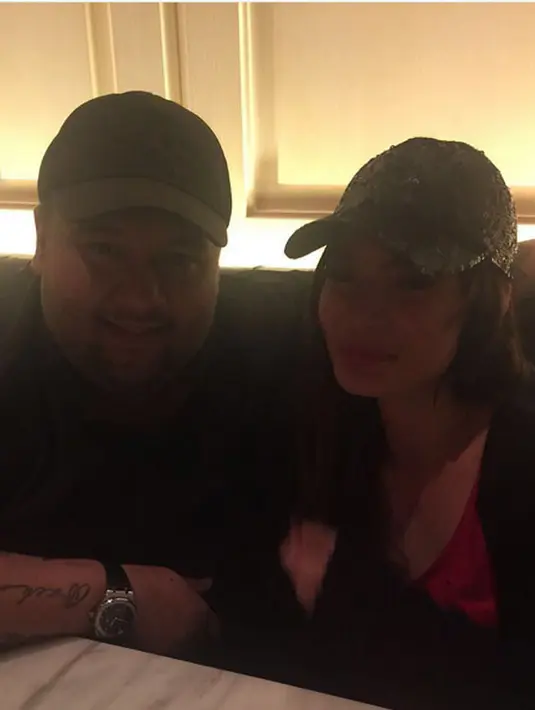 Nama Shyalimar Malik sedang ramai menjadi perbincangan publik. Hal ini berawal dari unggahan pengacara Sunan Kalijaga yang memperlihatkan foto Didi sedang duduk di samping Shyalimar. (Instagram/wondermom17cima)