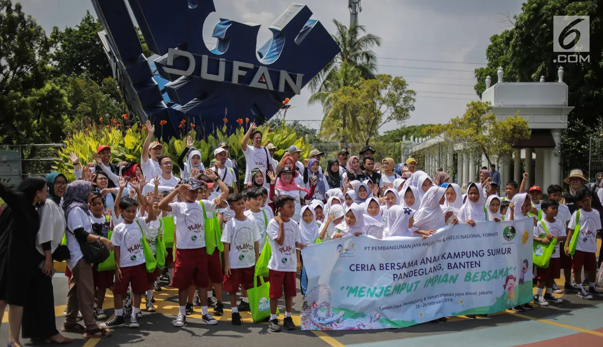 Anak-anak terdampak bencana tsunami dari Kampung Sumur, Pandeglang, Banten mengikuti rekreasi di Ancol Taman Impian, Jakarta, Selasa (26/2). Kegiatan ini diharap bisa membantu anak-anak dalam memulihkan kondisi psikologisnya. (Liputan6.com/Faizal Fanani)