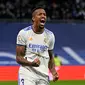 Bek Real Madrid Eder Militao merayakan golnya ke gawang Elche dalam pertandingan Liga Spanyol di Santiago Bernabeu, Minggu 23 Januari 2022. Gol Militao membuat laga berakhir 2-2. (PIERRE-PHILIPPE MARCOU / AFP)