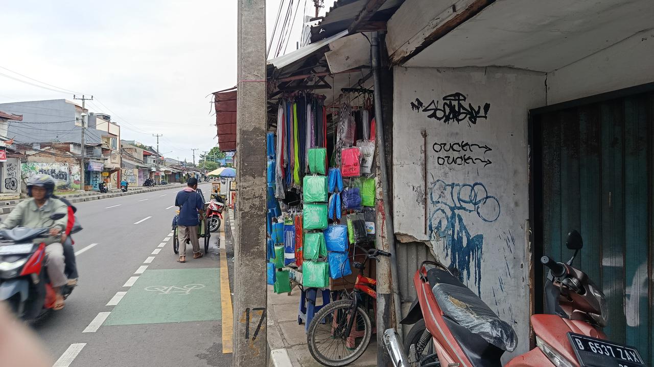 Ketika Langit Depok Menangis, Kantong Pak Yuda Justru Tersenyum Lebar