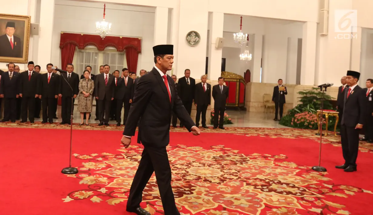 Letjen Doni Monardo mengikuti pelantikan Kepala Badan Nasional Penanggulangan Bencana (BNPB) di Istana Negara, Rabu (9/1). Doni Monardo dilantik oleh Presiden Joko Widodo menggantikan Kepala BNPB sebelumnya, Willem Rampangilei. (Liputan6.com/Angga Yuniar)