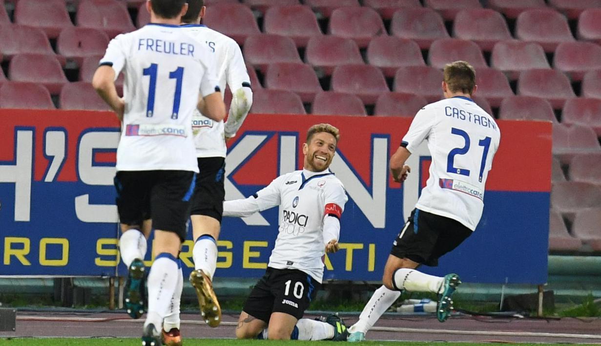 Para pemain Atalanta merayakan gol Alejandro Gomez (tengah) ke gawang Napoli pada laga perempat final Coppa Italia di San Paolo stadium, Naples, (2/1/2018). Napoli kalah dari Atalanta 1-2. (Ciro Fusco/ANSA via AP)