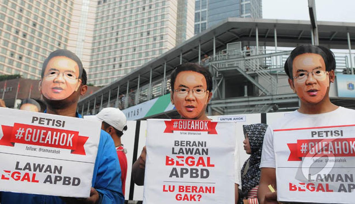 Sejumlah warga melakukan aksi 'Lawan Begal APBD' di Bundaran HI, Jakarta, Minggu (1/3/2015). Aksi mereka sebagai bentuk dukungan kepada Ahok yang ingin membongkar dana siluman di Pemprov DKI (Liputan6.com/Herman Zakharia)