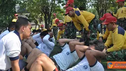 Citizen6, Surabaya: Seleksi garjas meliput lari selama 12 menit, Pull Up sebanyak-banyaknya selama 1 menit, Sit Up selama 1 menit,dan lain-lain di lapangan Laut Seram Kesatrian Bumimoro Kobangdikal, Surabaya, Rabu, (13/6). (Pengirim: Penkobangdikal)