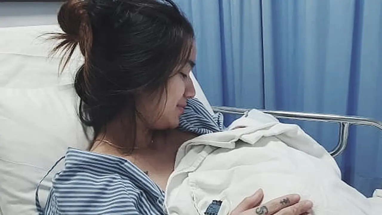 Lahirkan Anak Keempat, Ini 6 Momen Persalinan Sheila Marcia