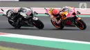 Pembalap Repsol Honda Team, Marc Marquez (kanan) beradu cepat dengan Takaaki Nakagami (LCR Honda Idemitsu) saat sesi kualifikasi MotoGP di Pertamina Mandalika International Street Sirkuit, Nusa Tenggara Barat, Sabtu (22/3/2022). (Liputan6.com/Helmi Fithriansyah)