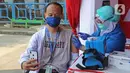 Pelaku transportasi saat menerima vaksinasi COVID-19 Ndi Terminal Kampung Rambutan, Jakarta, Kamis (10/6/2021). Vaksinasi massal ini untuk 1.000 orang yang terdiri dari para supir bus, kernet, pedagang usaha kecil dan mikro di Terminal Kampung Rambutan. (Liputan6.com/Herman Zakharia)